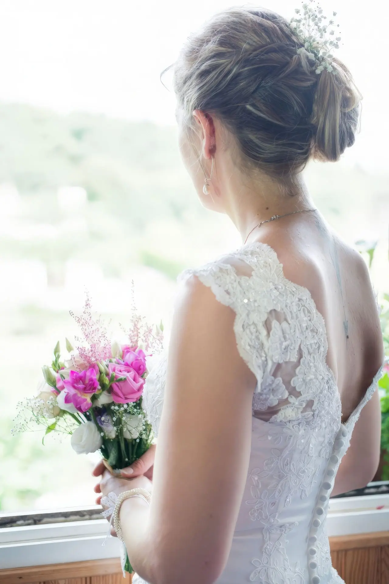 Photographe mariage creteil mariee bouquet fenetre