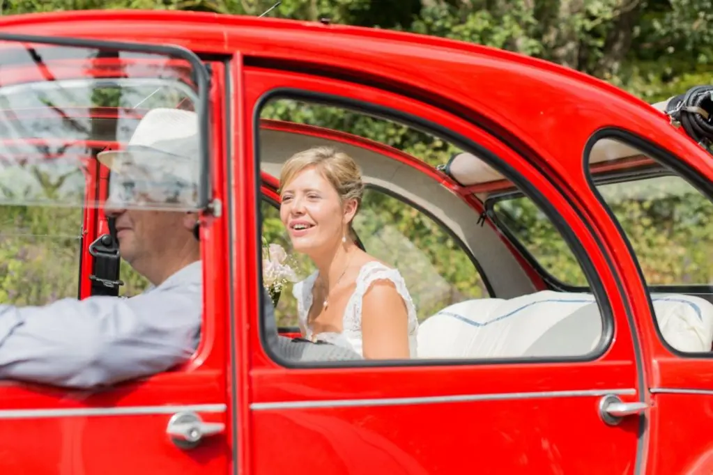 Photographe mariage essonne mariee 2cv rouge