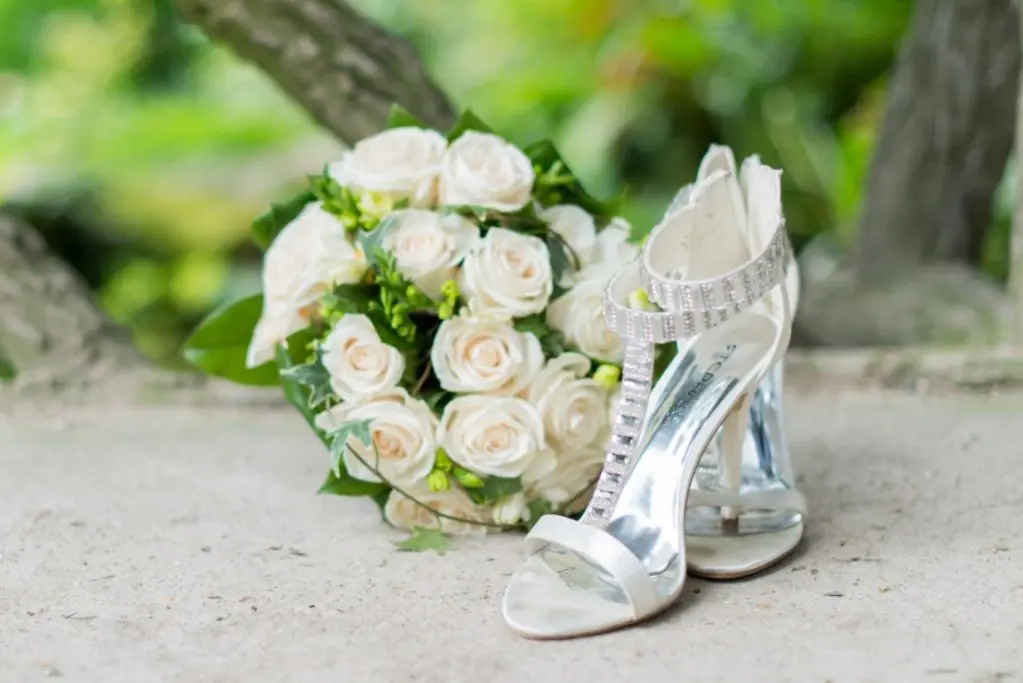 Photographe mariage evry bouquet chaussures mariee