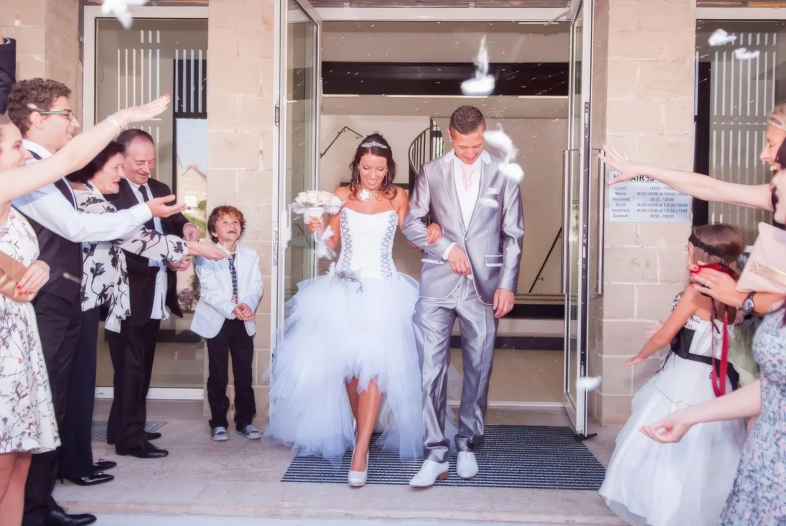 Photographe mariage evry sortie mairie