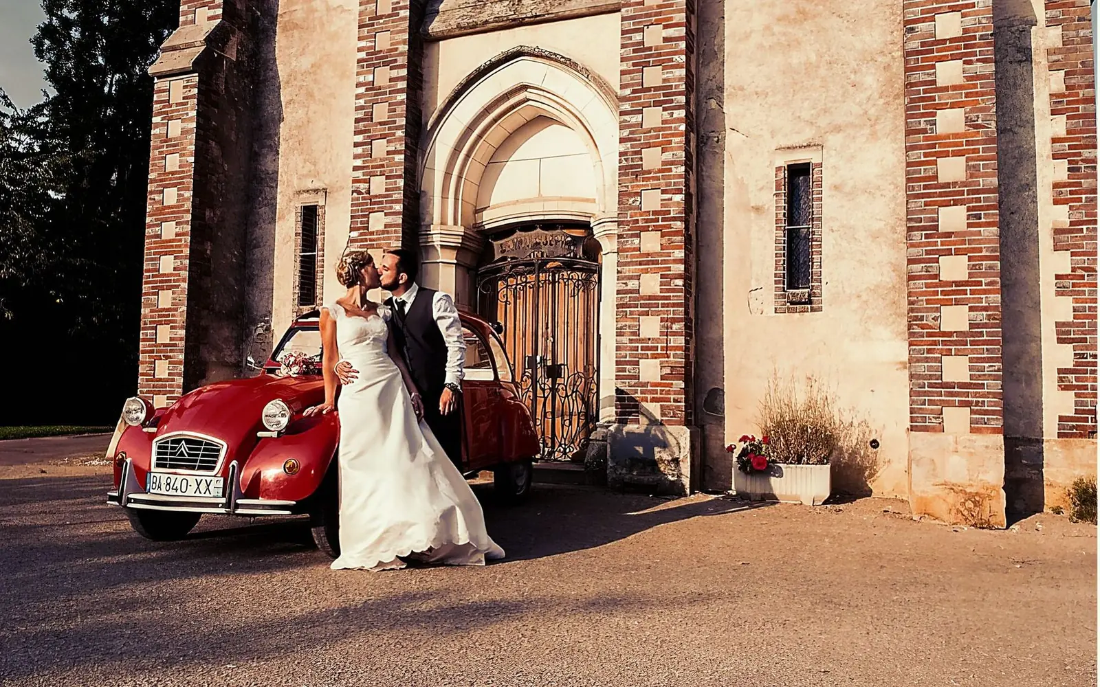 Photographe mariage ile de france couple 2cv chapelle