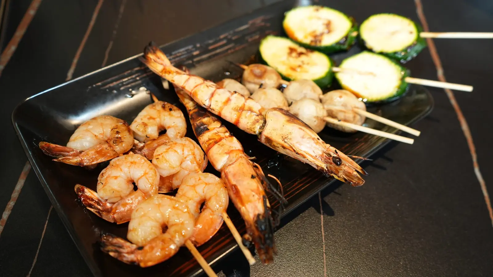 Photo publicitaire brochettes crevettes restaurant
