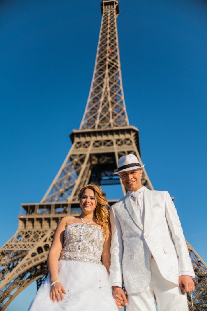 Mariés au pied de la tour Eiffel – photographe mariage Paris