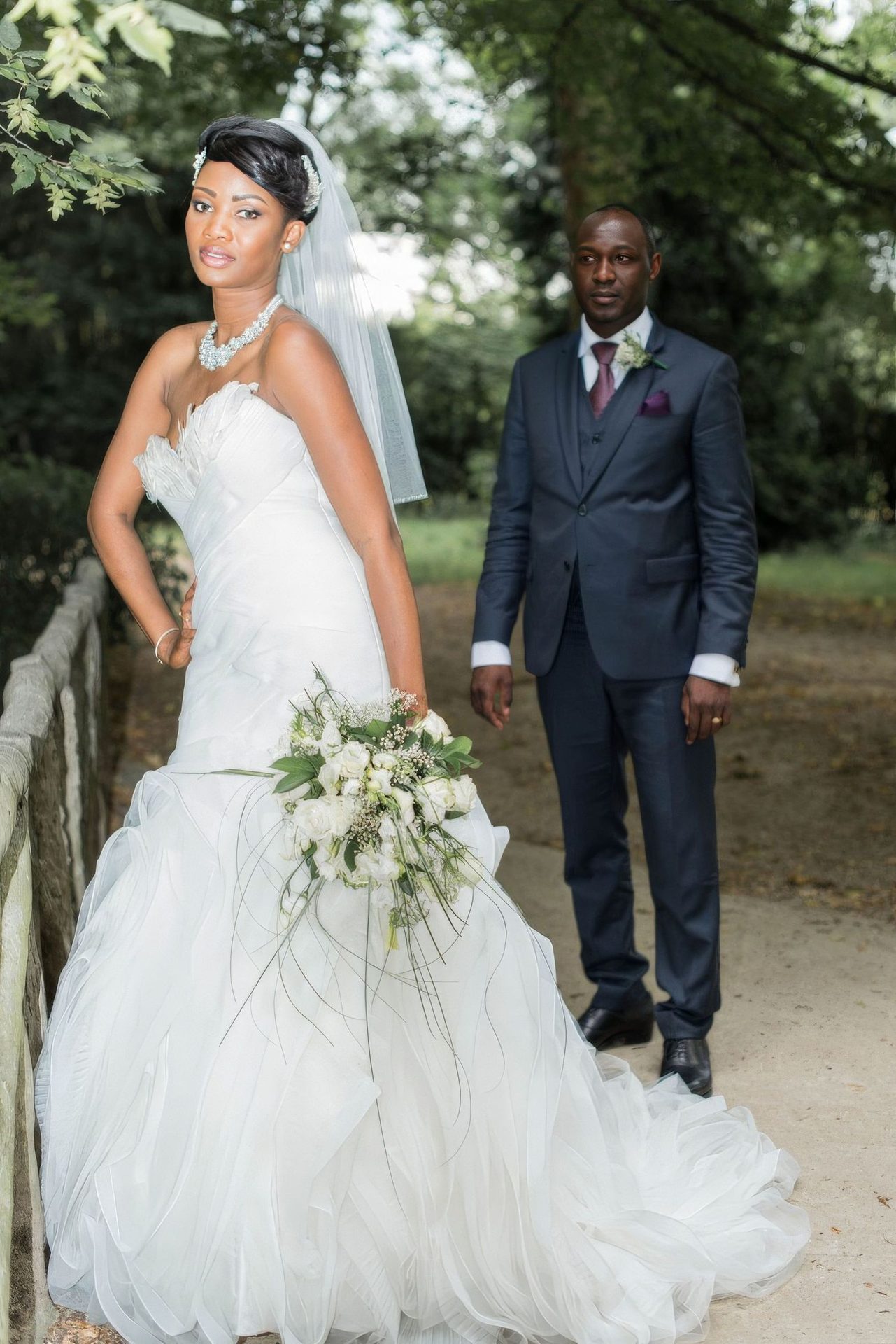 Portrait des mariés dans un parc – photographe mariage Paris
