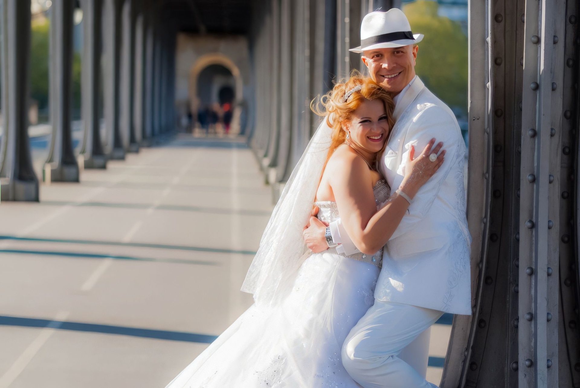 Mariés enlacés sur le pont de Bir-Hakeim – photographe mariage Paris
