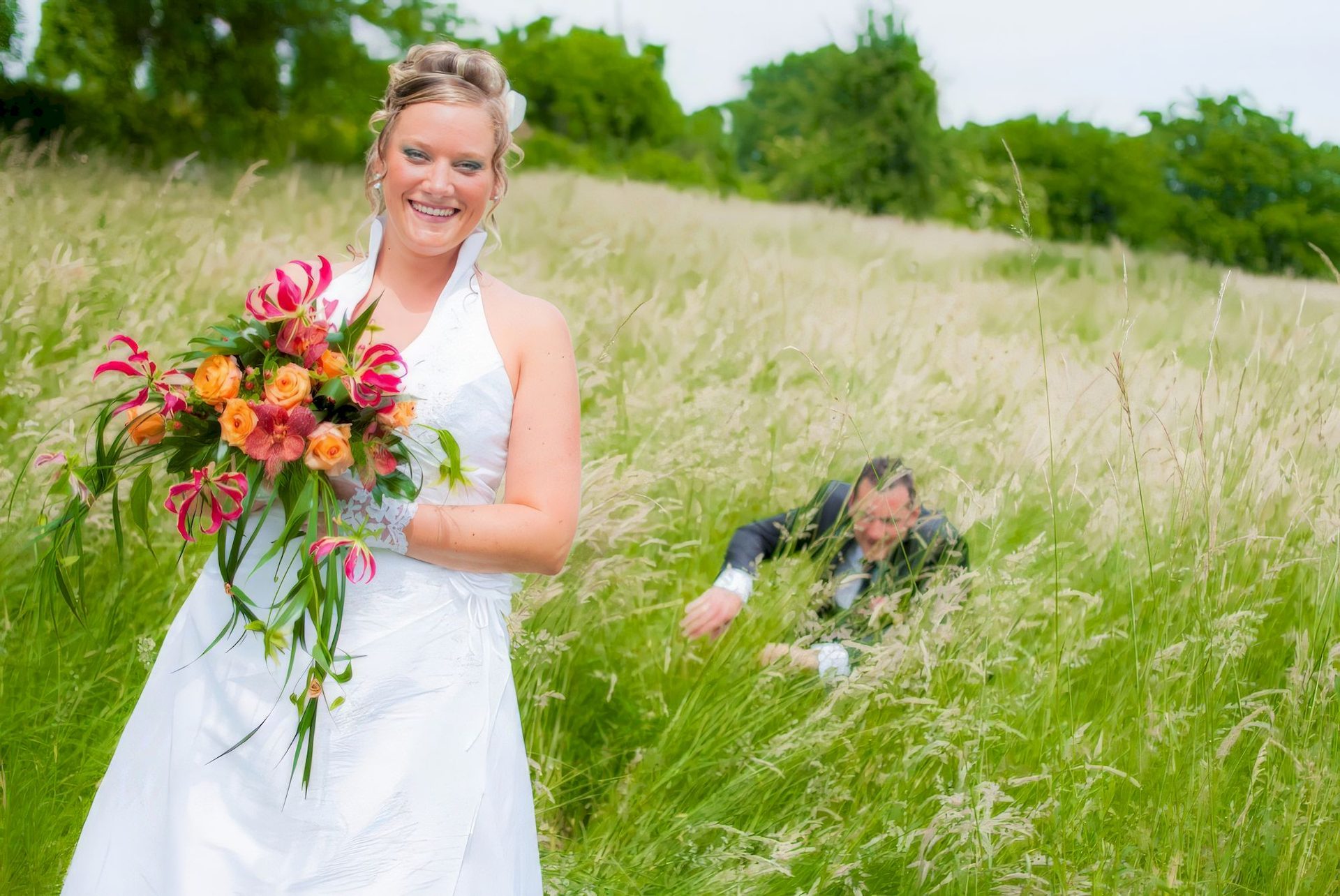 Mariée avec son bouquet dans les hautes herbes – photographe mariage Essonne