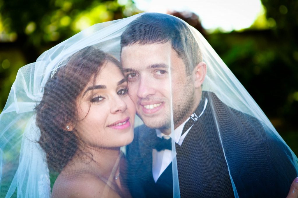 Portrait des mariés sous le voile – photographe mariage Île-de-France