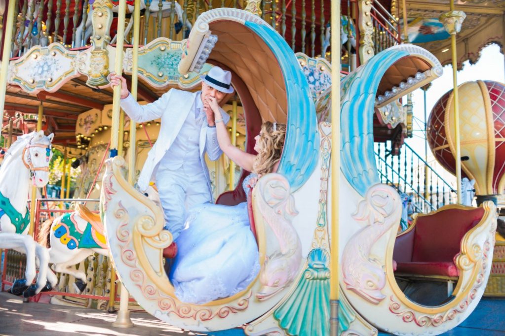 Séance photo des mariés sur un carrousel parisien – photographe mariage Paris
