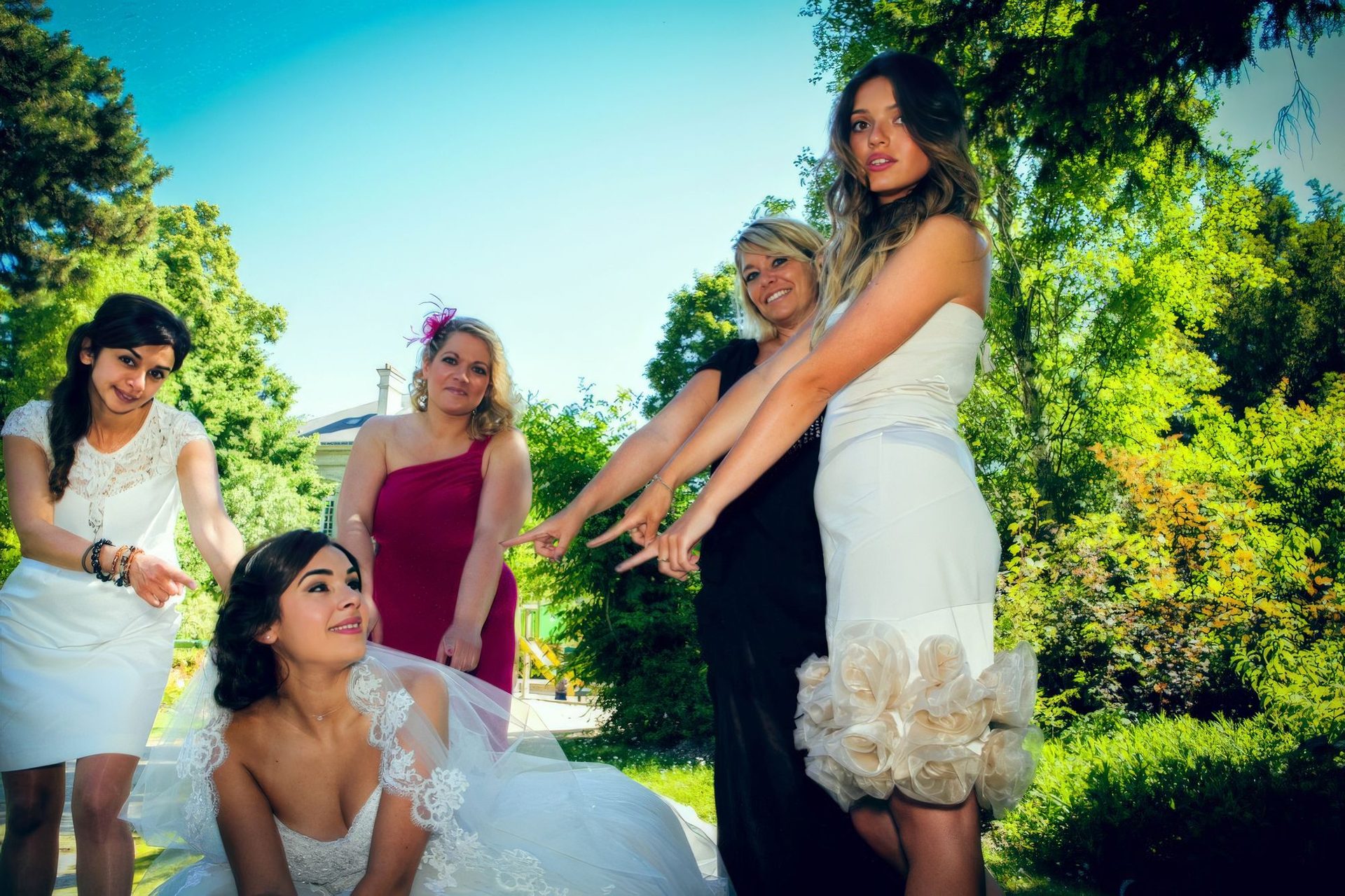 Mariée entourée de ses amies dans un jardin – photographe mariage Melun