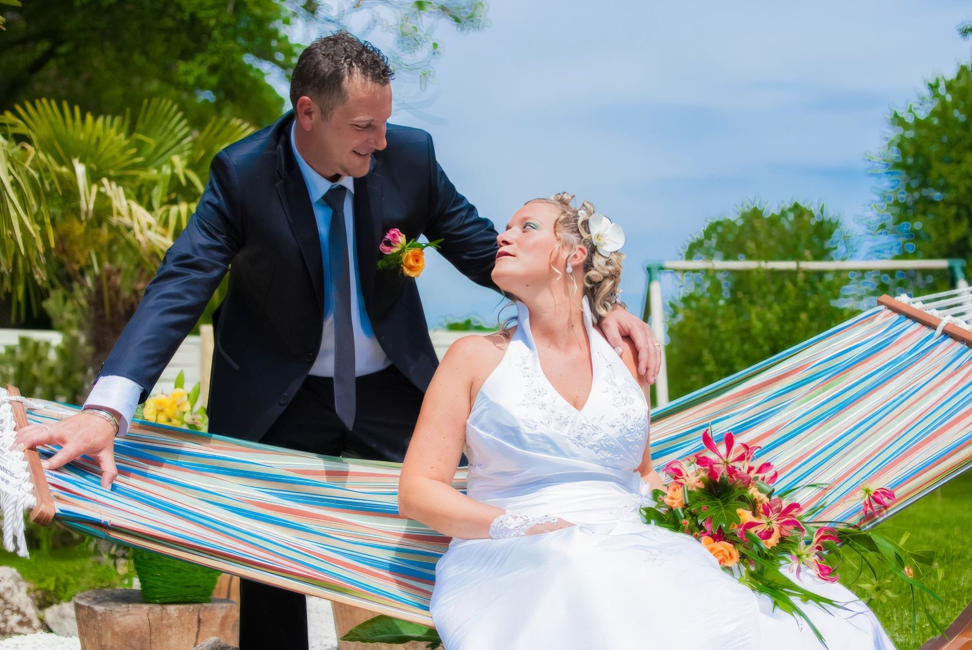 Mariés complices dans un jardin avec hamac coloré – photographe mariage Île-de-France