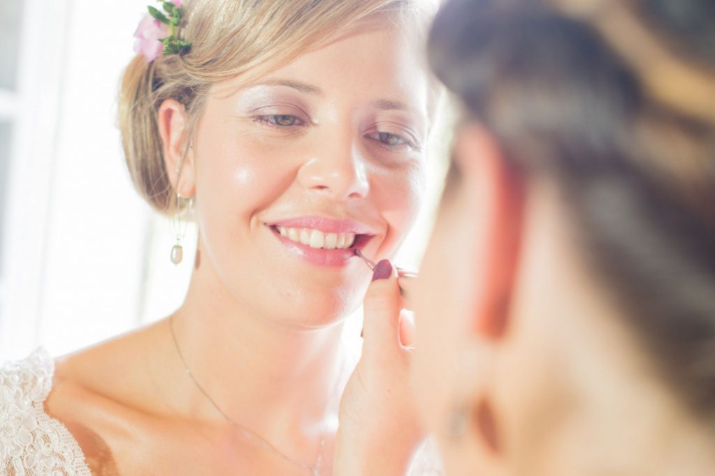 Mariée souriante pendant son maquillage – reportage mariage Évry