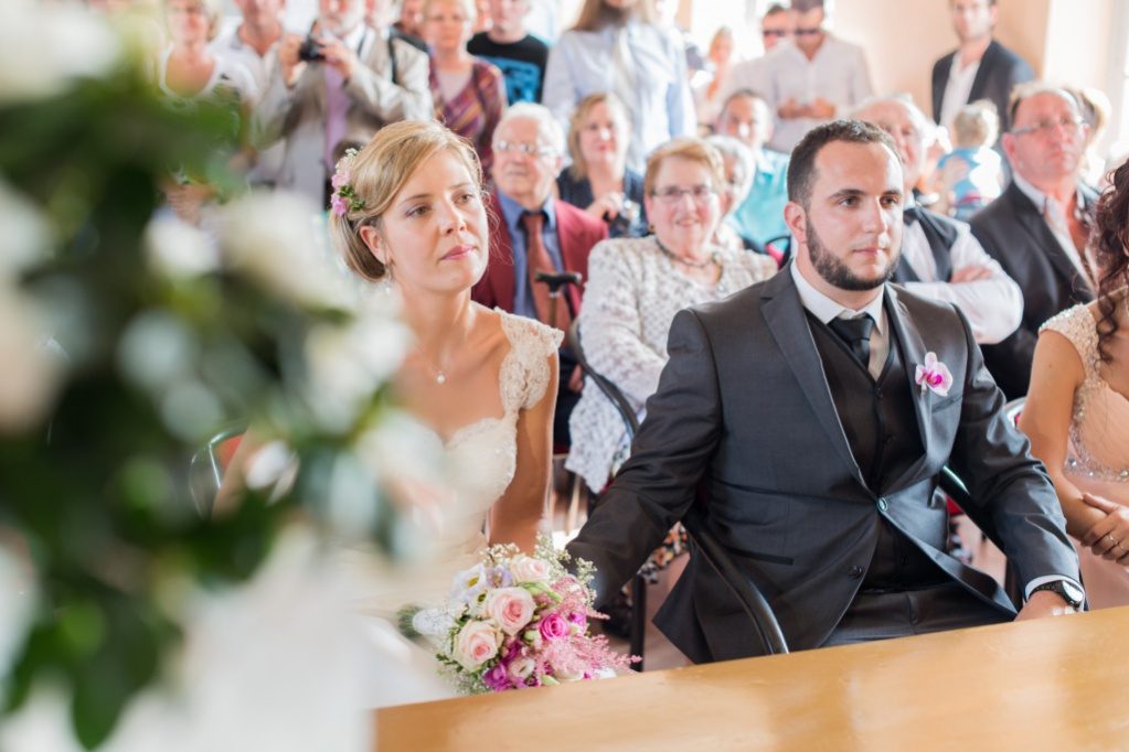 Mariés et invités pendant la cérémonie à la mairie – vidéaste mariage Essonne