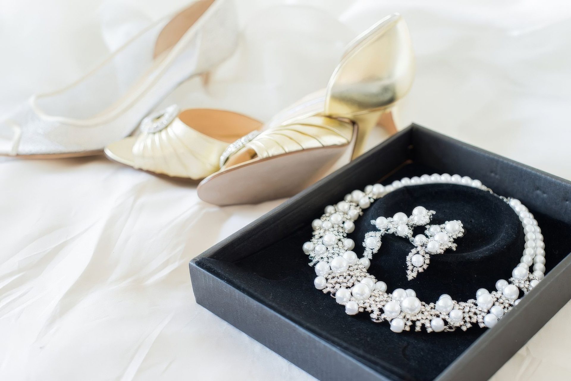 Parure de perles et chaussures dorées de la mariée – photographe mariage Évry