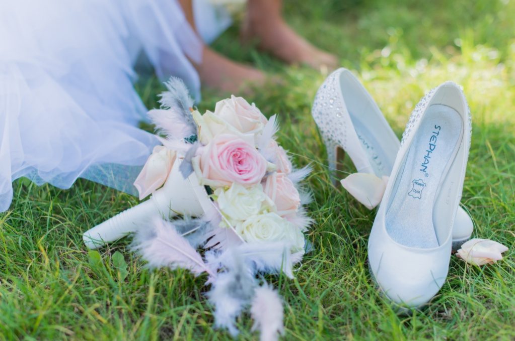 Bouquet de roses et escarpins de la mariée sur l'herbe – photographe mariage Val-de-Marne