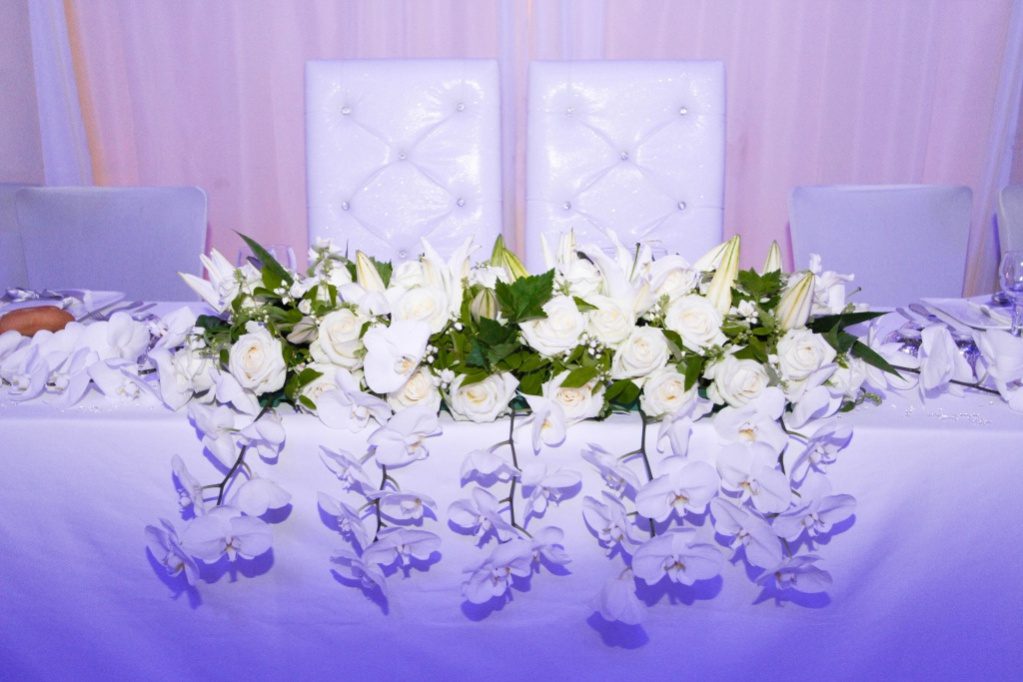 Table d'honneur décorée d'orchidées et de roses blanches – photographe événementiel