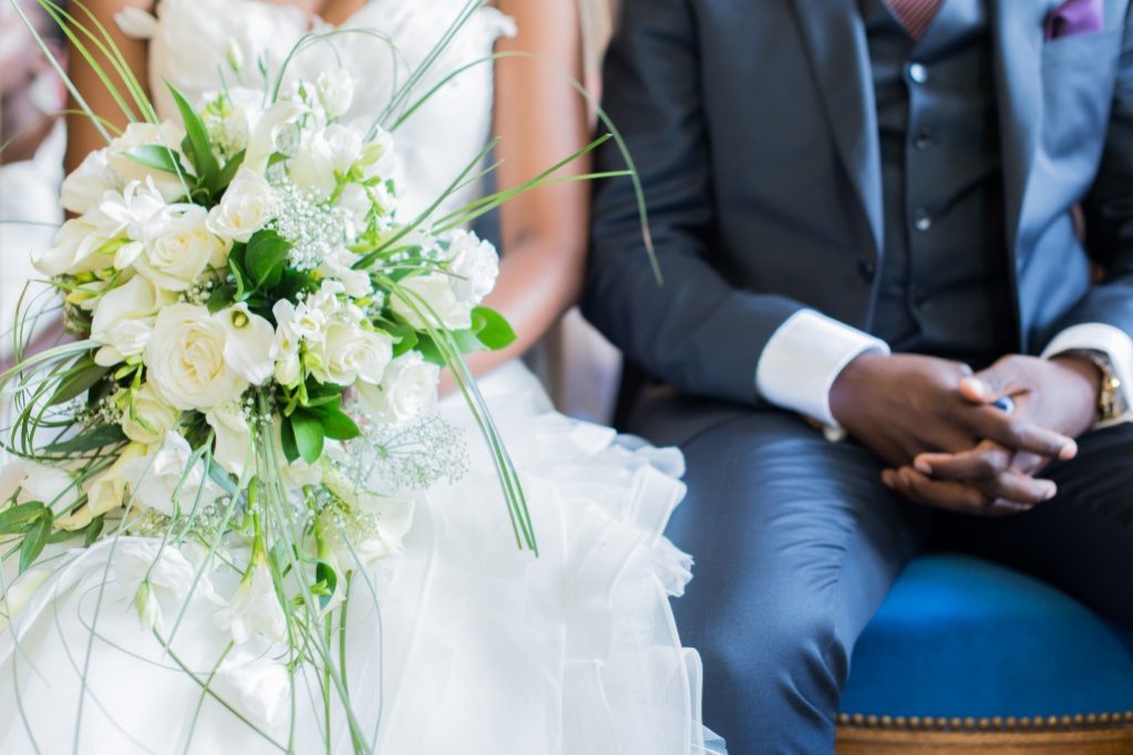 Bouquet de la mariée et marié assis à la mairie – photographe mariage Essonne 91