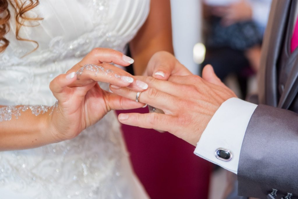 La mariée passe l'alliance au doigt du marié – vidéaste mariage Paris