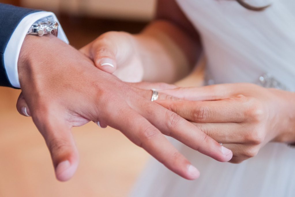 Alliance au doigt du marié – photographe mariage Val-de-Marne