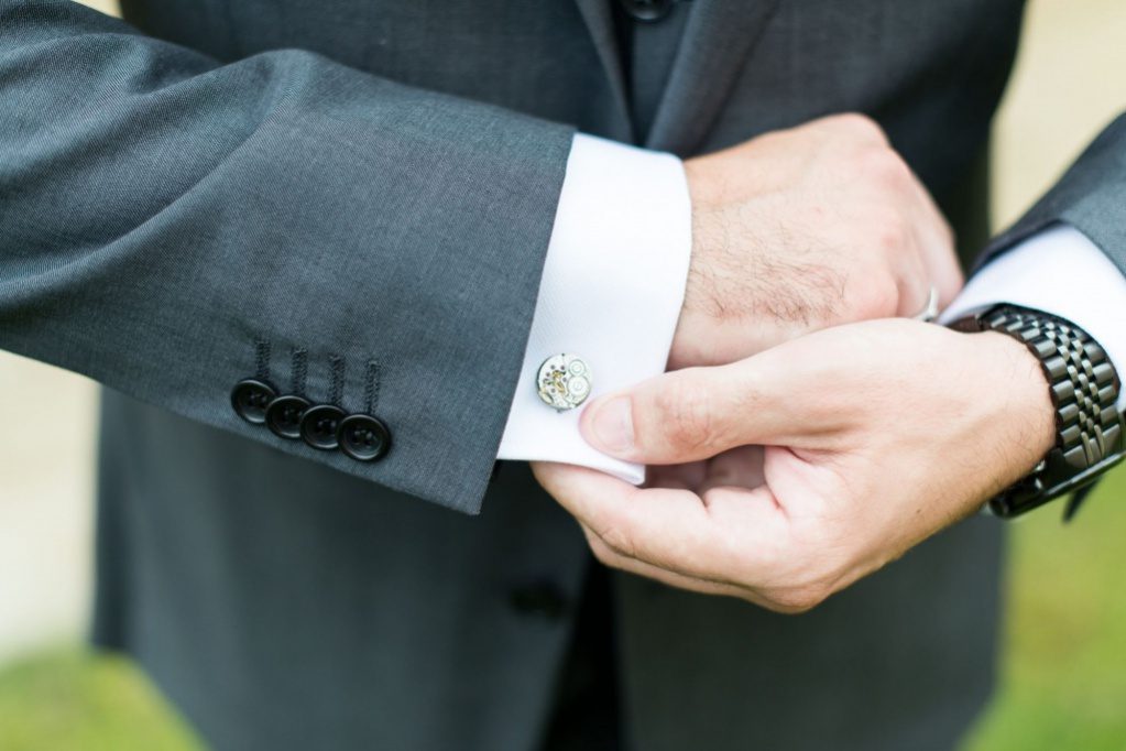 Le marié ajuste ses boutons de manchette – vidéaste mariage Paris
