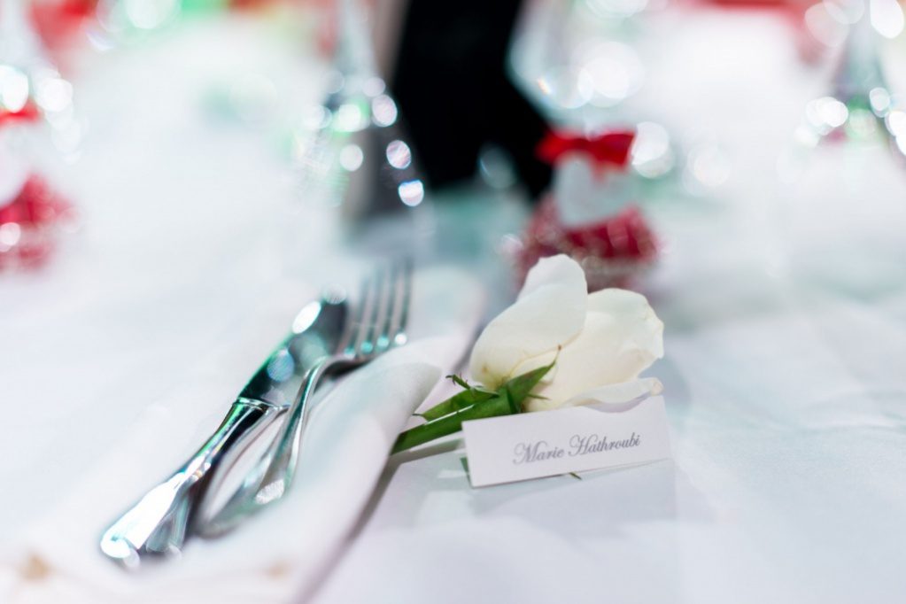 Marque-place avec rose blanche et couverts – photographe réception mariage