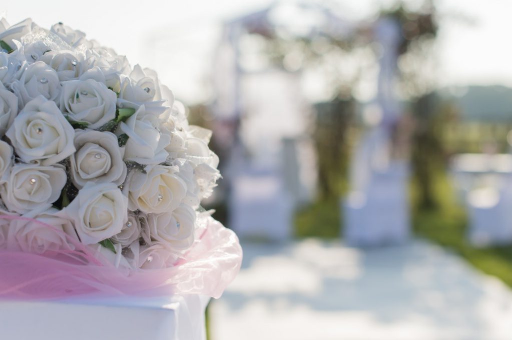 Bouquet de roses blanches devant l'allée de la cérémonie – photographe mariage Évry