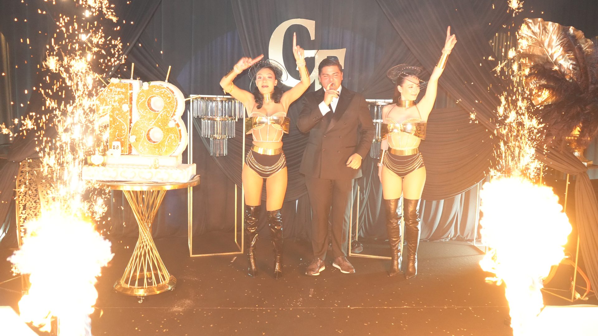 Entrée sous les étincelles avec danseuses pour un anniversaire de 18 ans – vidéaste anniversaire