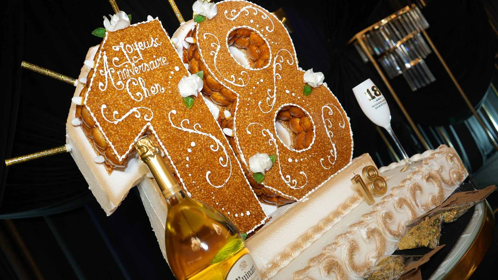 Gâteau d'anniversaire 18 ans, champagne et bougie dorée – photo vidéo anniversaire