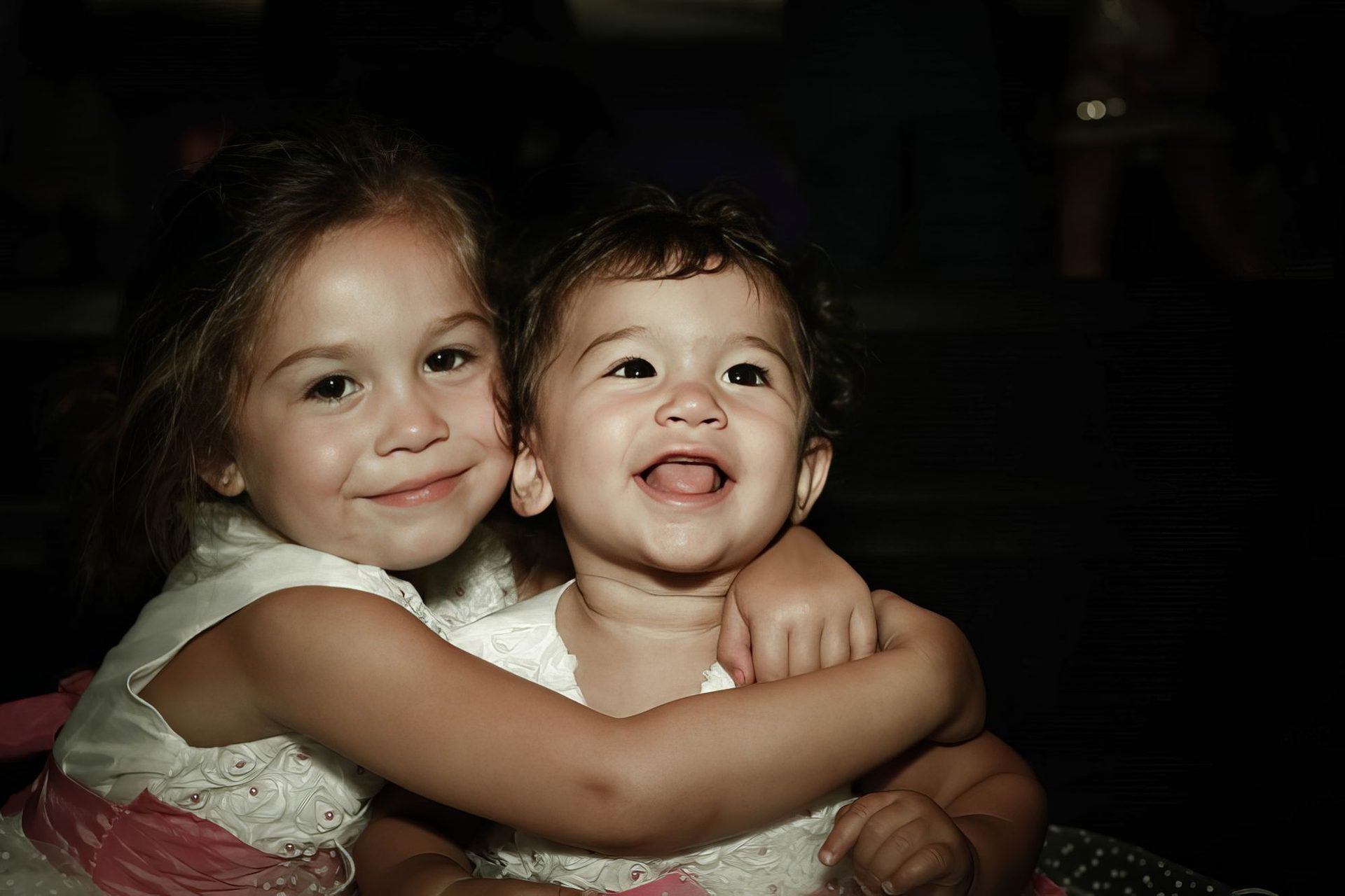 Deux petites filles qui se font un câlin pendant la fête – photographe anniversaire Paris