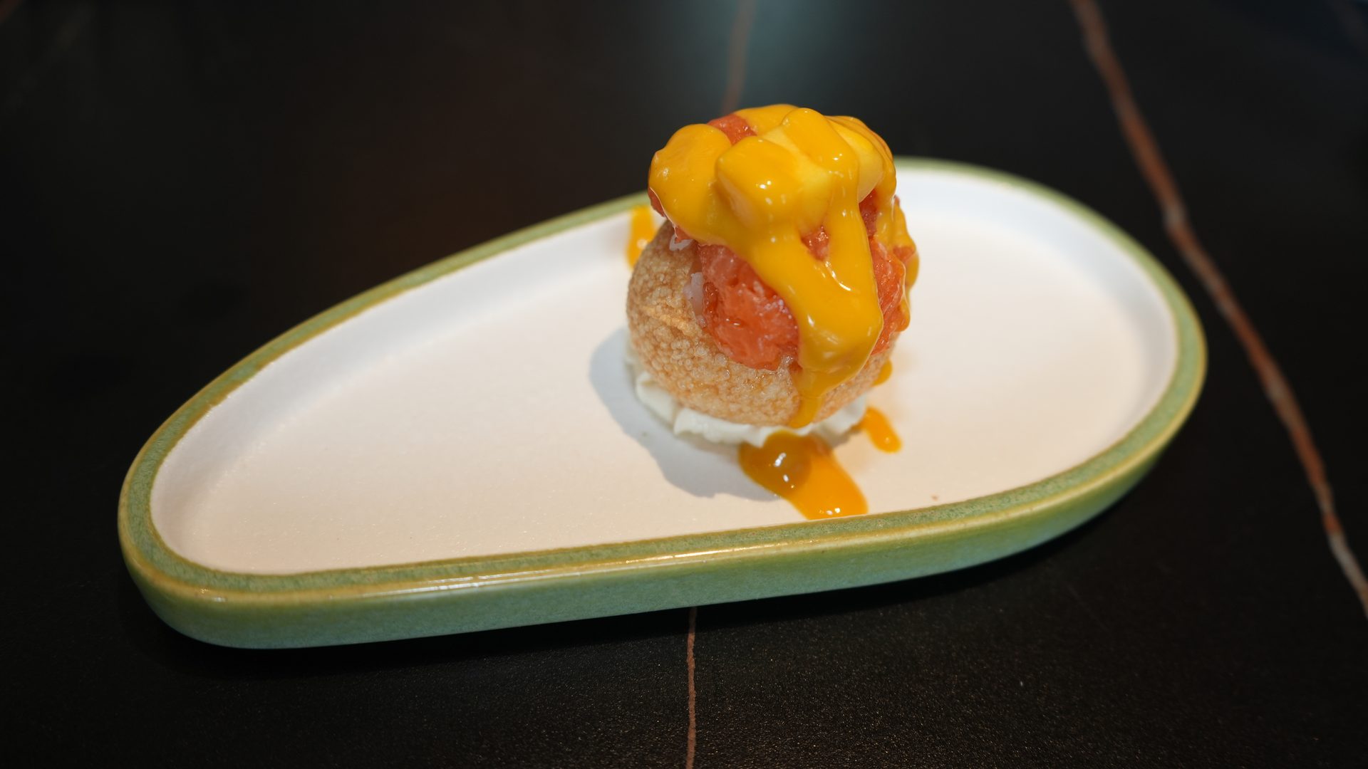 Boule croustillante au tartare de saumon et sauce mangue – photographie culinaire restaurant
