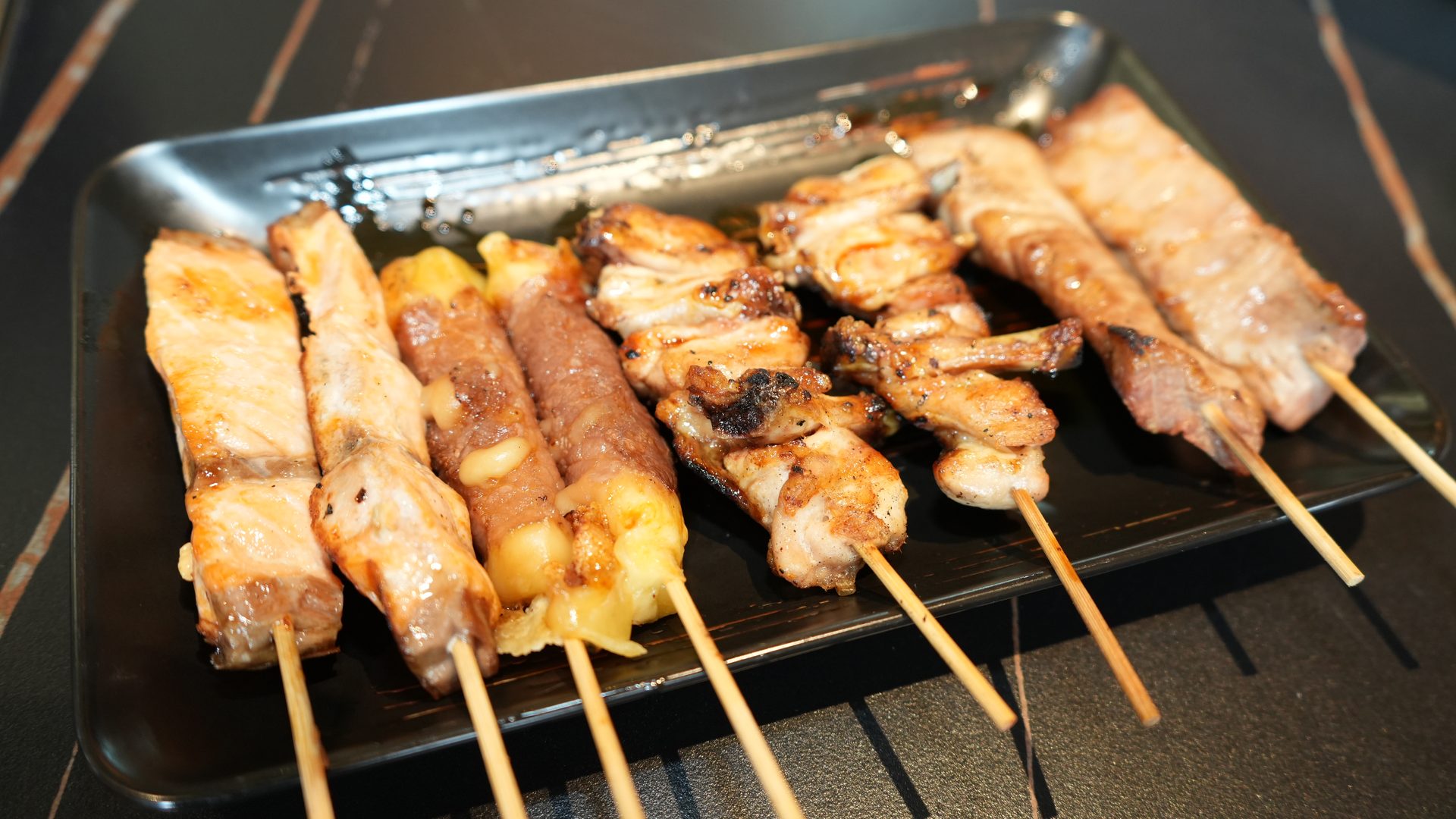 Assortiment de yakitori : brochettes de poulet, bœuf fromage et saumon – photographe restaurant japonais Paris