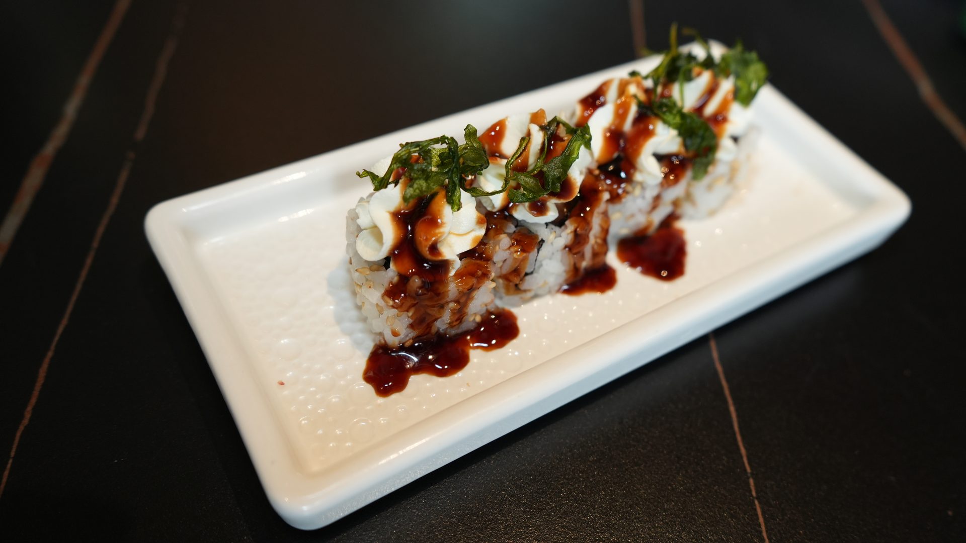 Makis nappés de sauce teriyaki, fromage frais et herbes frites – photographe culinaire Paris