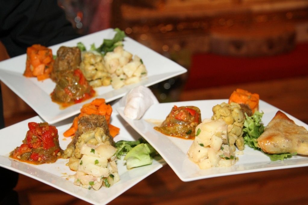 Assiettes du traiteur servies en salle – photographe restaurant Île-de-France