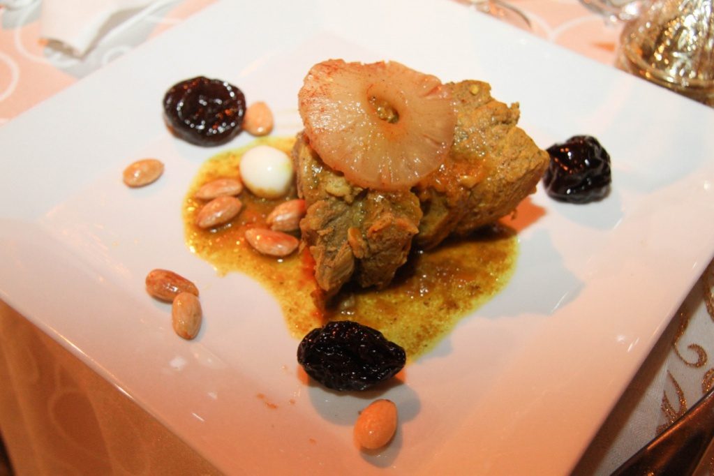 Plat de viande aux pruneaux et amandes – photographe restaurant Paris