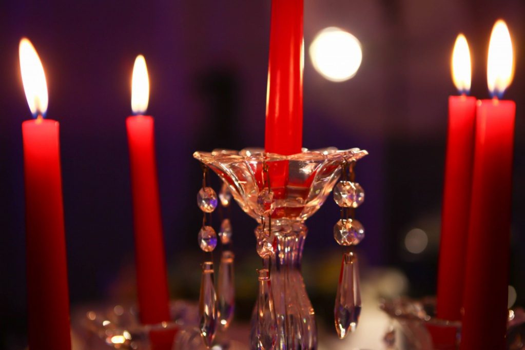 Chandelier en cristal et bougies rouges – photographe soirée Paris