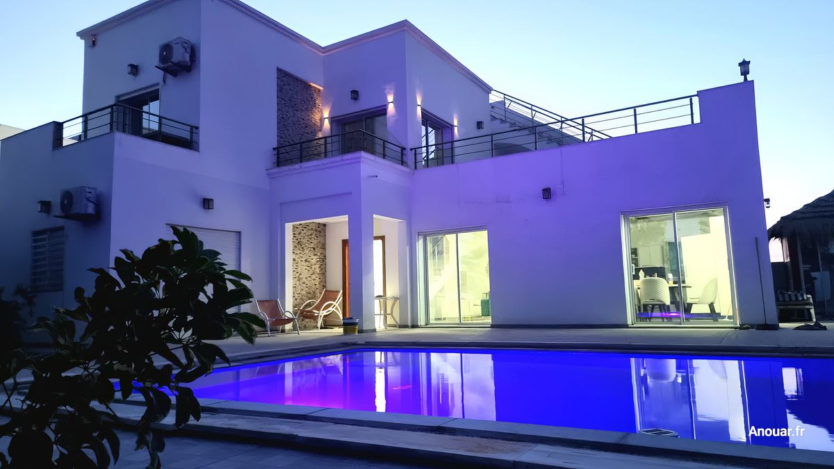 Villa Osmose au crépuscule, piscine éclairée
