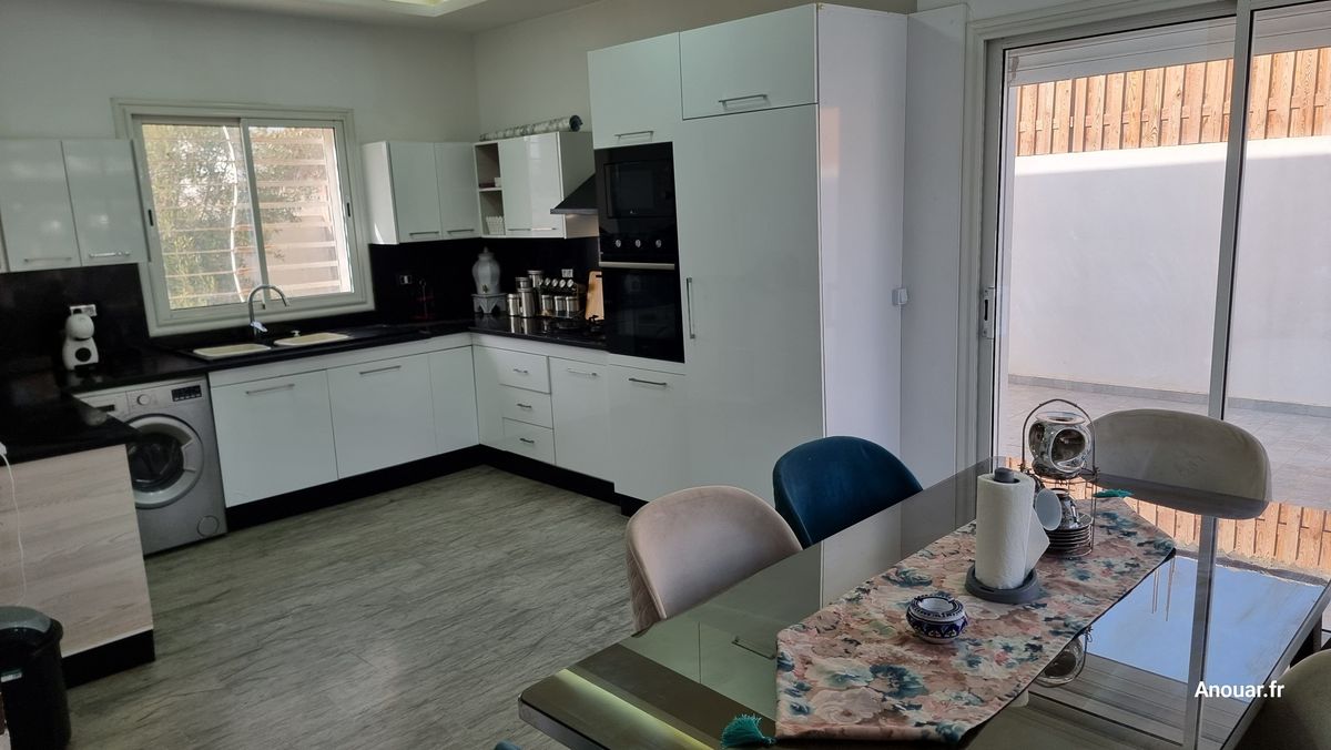 Location villa Midoun près de Bourgo-Mall : cuisine équipée de la villa