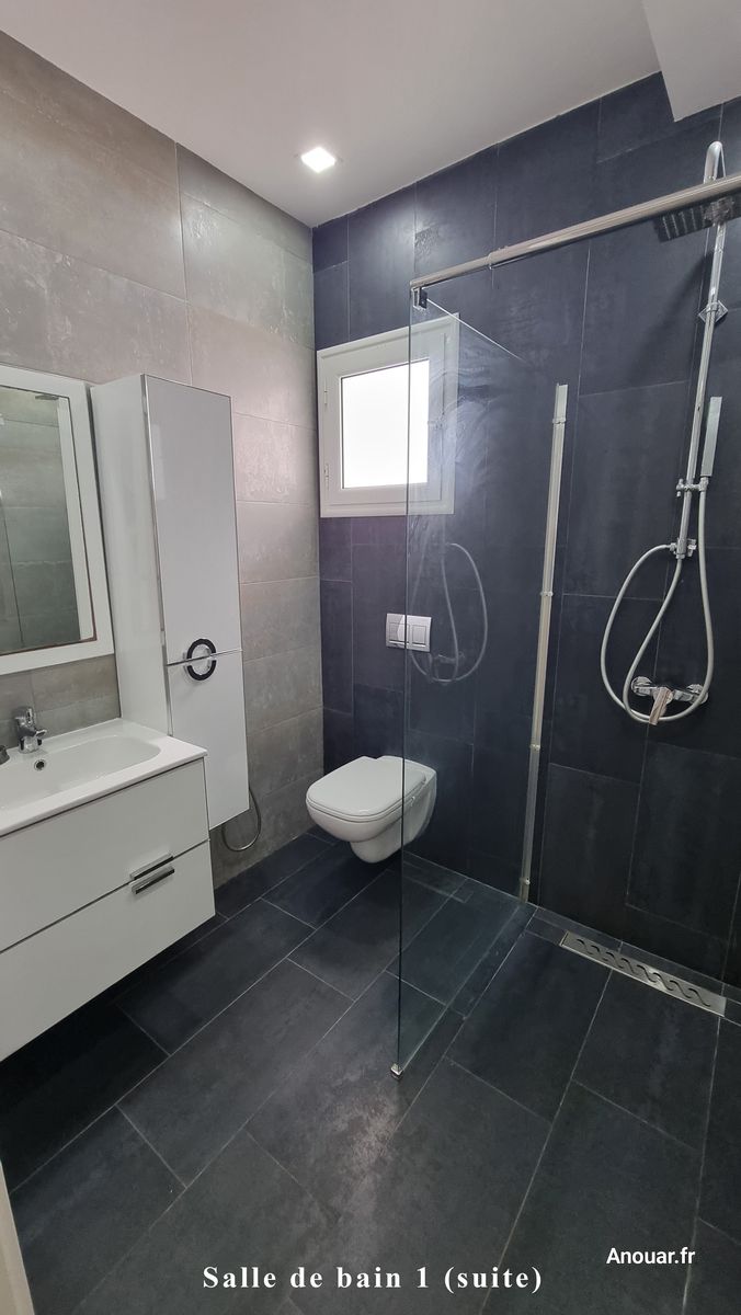 Salle de bain 1 (suite) avec douche à l’italienne et WC suspendu