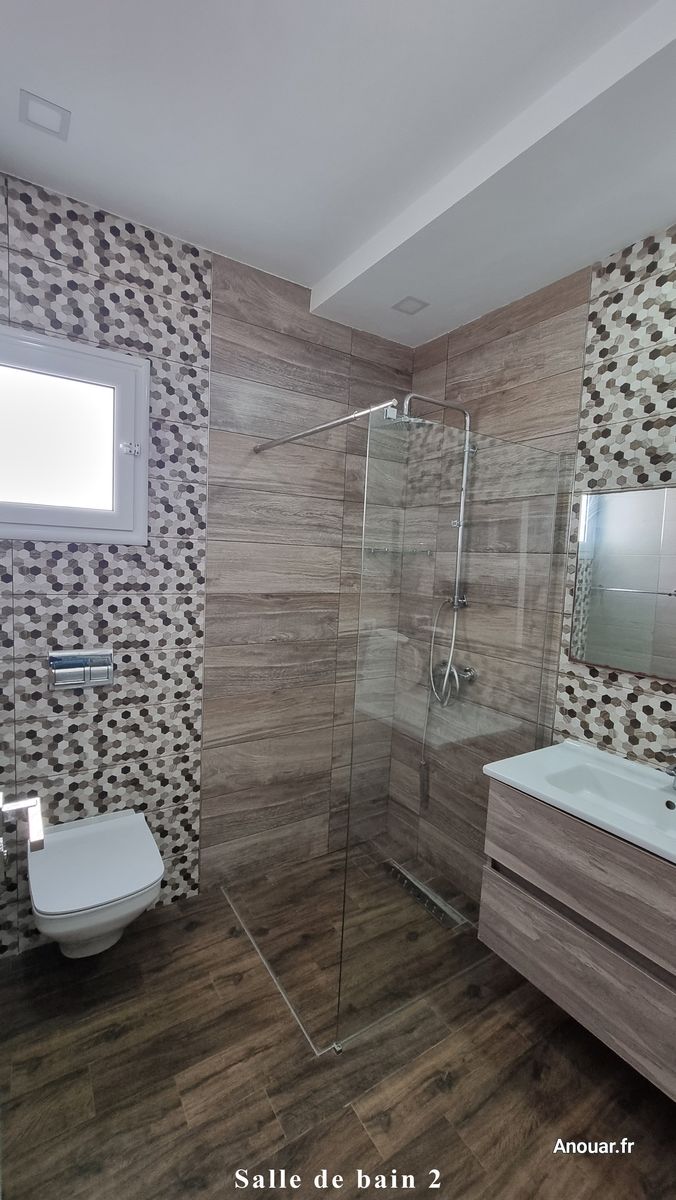 Salle de bain avec douche à l’italienne et carrelage effet bois