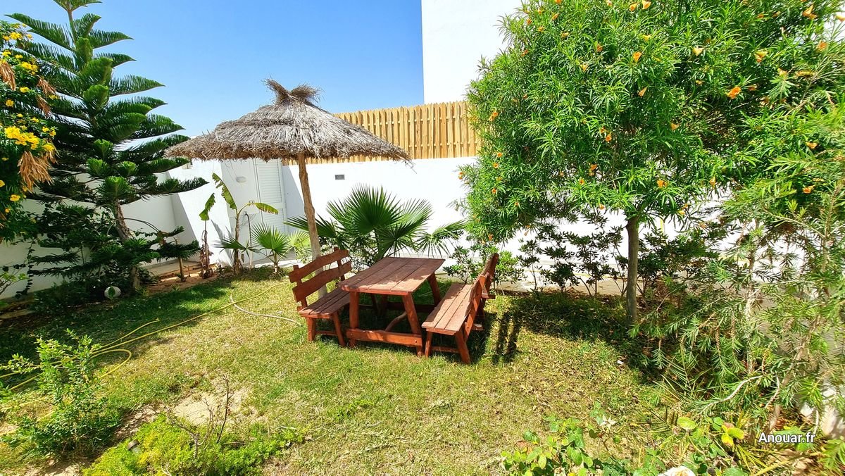 Jardin et table de pique-nique de la villa Osmose à Fadhloun, Midoun