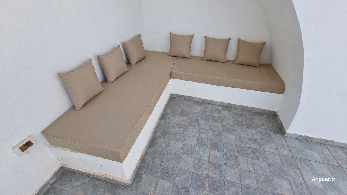Banquette d’angle extérieure à l’ombre, maison Djerba sans vis à vis
