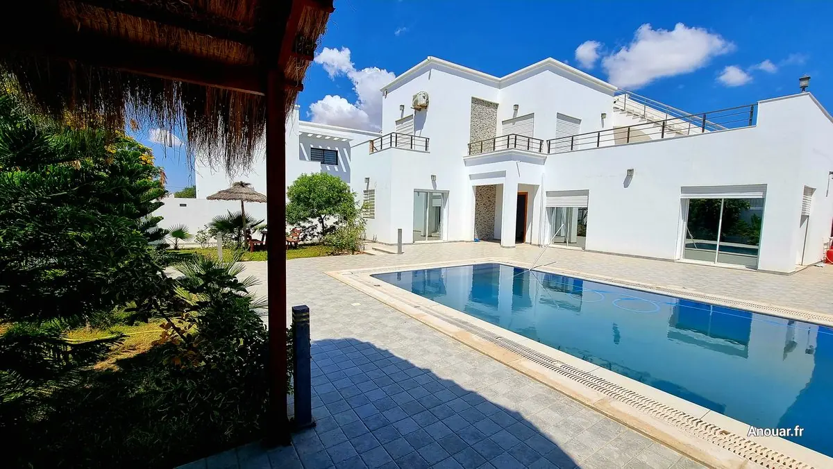 Location villa djerba midoun piscine paillote jardin sans vis a vis