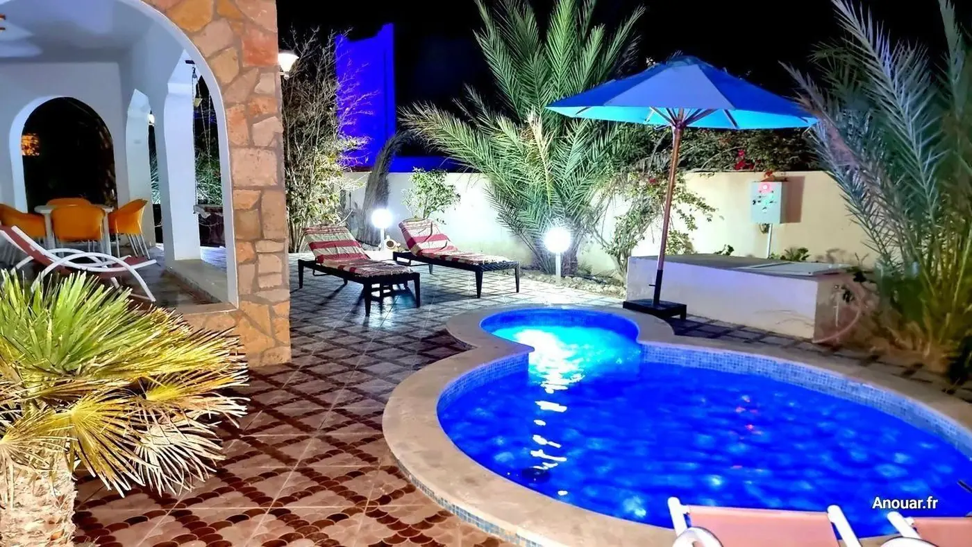 Location villa djerba piscine jacuzzi nuit palmiers proche plage yeti