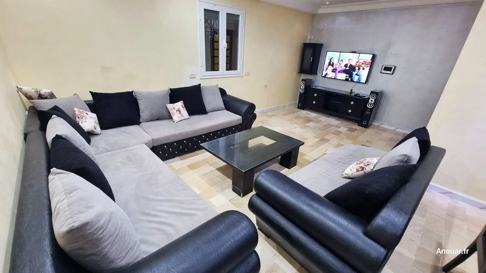 Location villa djerba piscine jacuzzi salon canape angle tv tezdaine