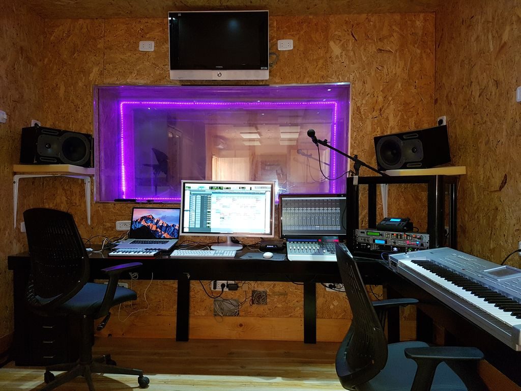 Régie du studio avec écran de production musicale, contrôleur et clavier – mixage et mastering en Tunisie