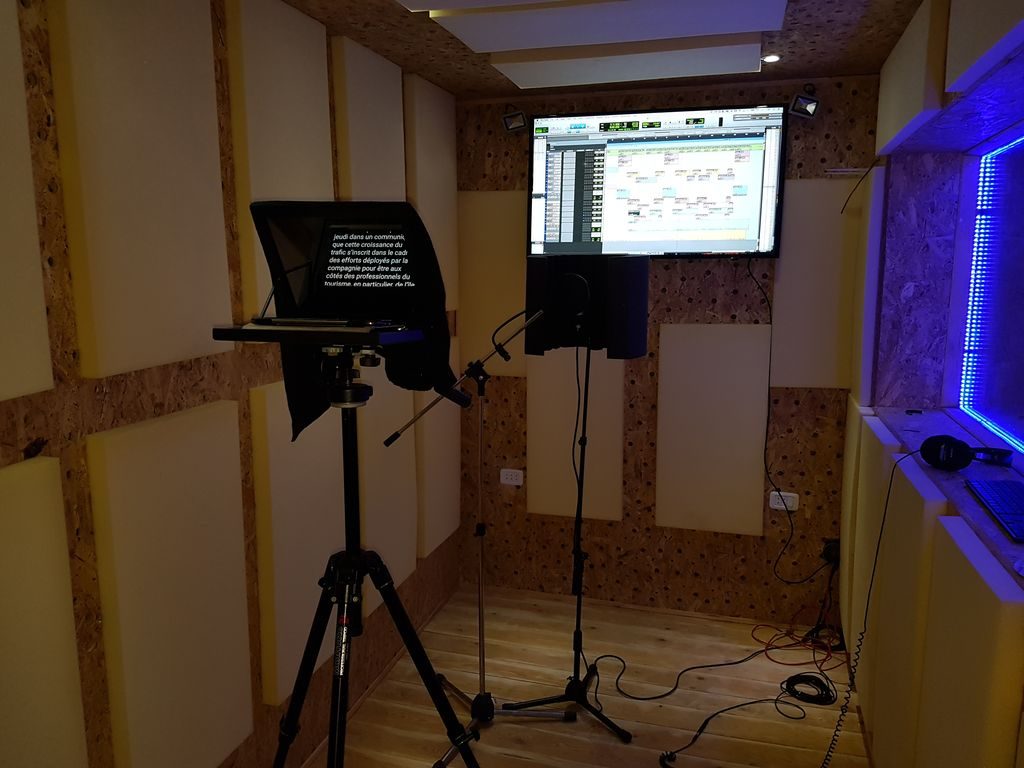 Cabine vocale avec prompteur pour l’enregistrement de voix off – studio d’enregistrement à Djerba
