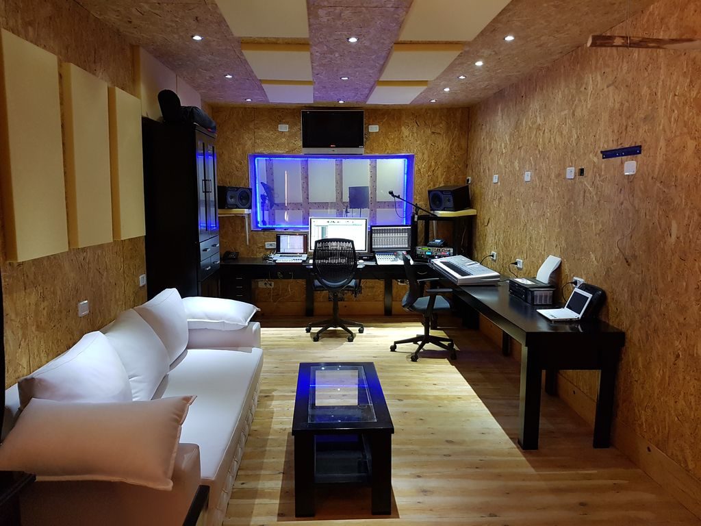 Vue d’ensemble du studio : salon, régie et cabine – studio d’enregistrement à Djerba