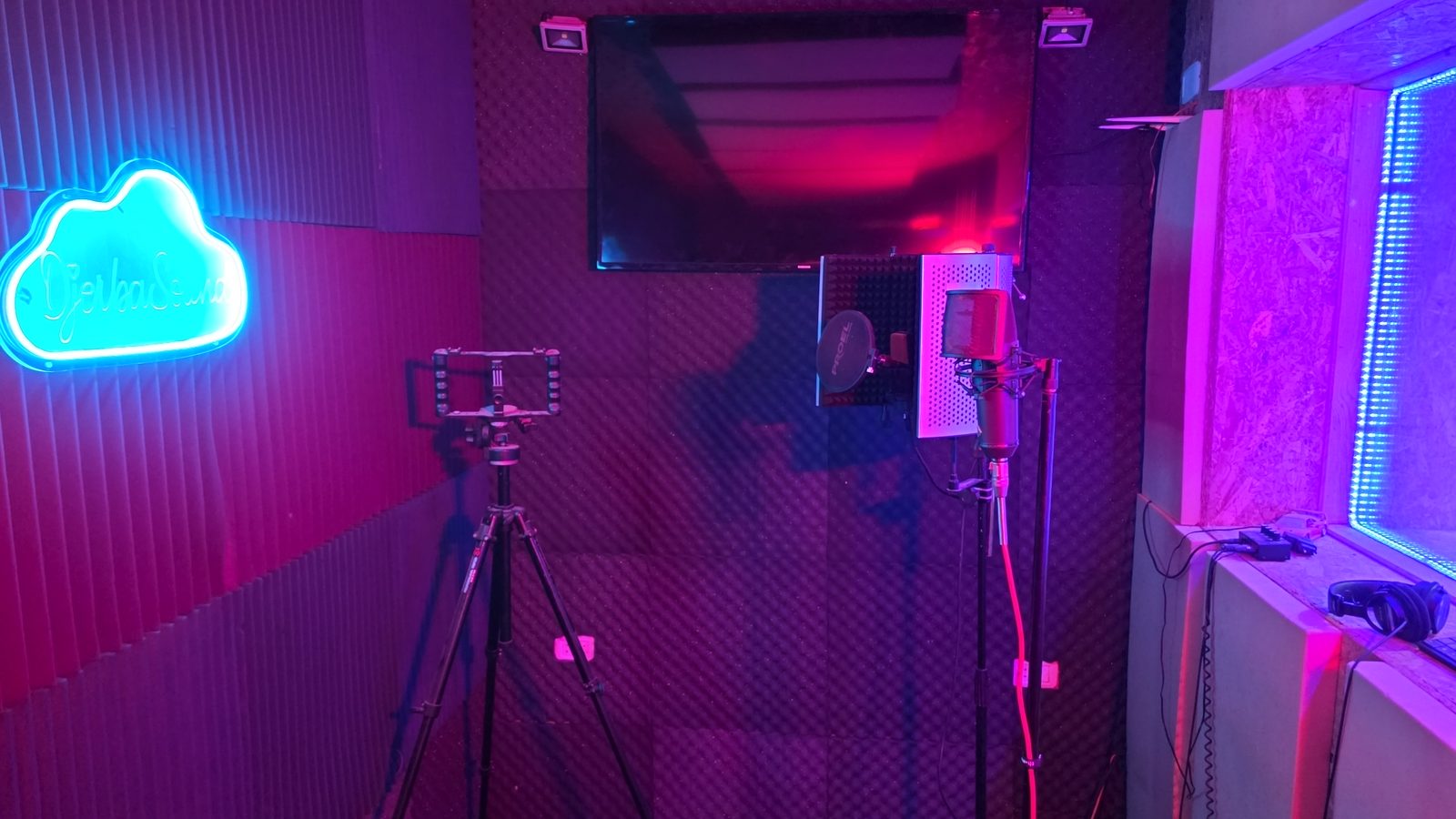 Cabine d’enregistrement voix avec micro et néon DjerbaSound – studio d’enregistrement à Djerba