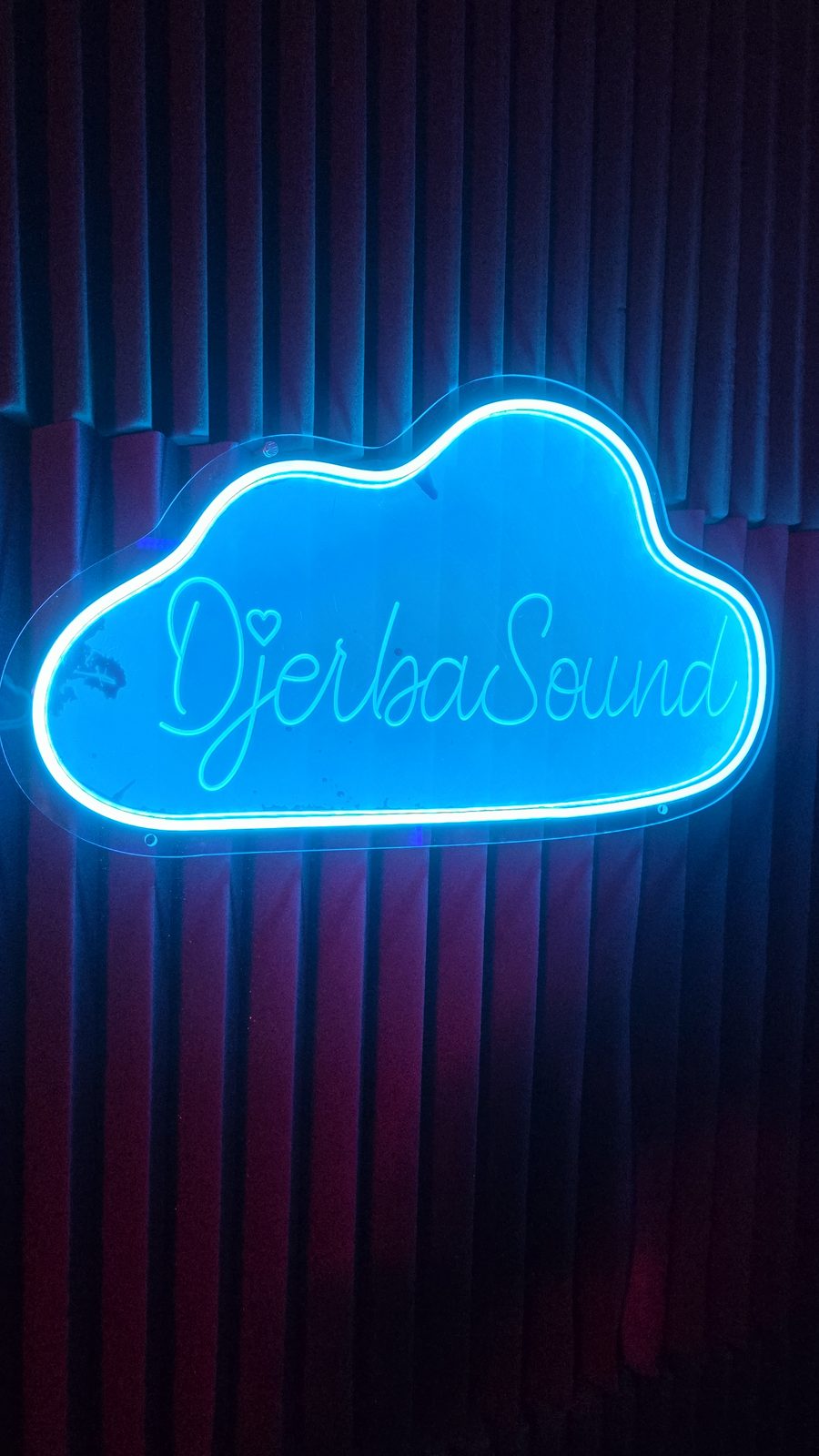 Néon DjerbaSound dans la cabine du studio – studio d’enregistrement à Djerba
