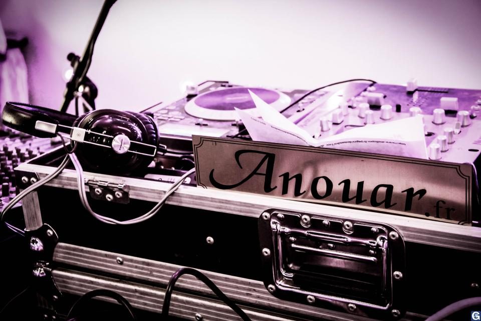 Casque et platines du DJ mariage posés sur le flight case Anouar.fr