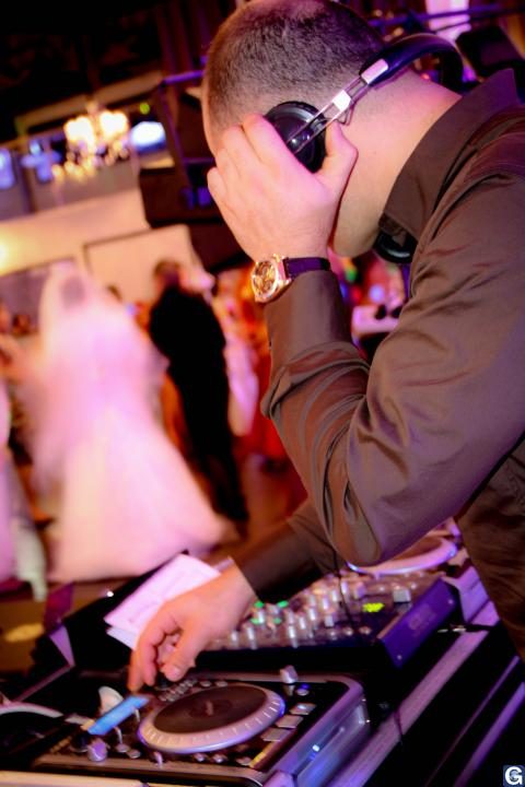 DJ mariage oriental au casque pendant la danse des mariés